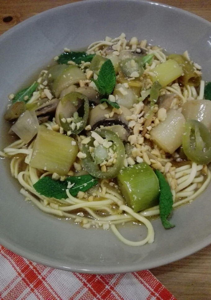 Una foto de Pho vegano exprés