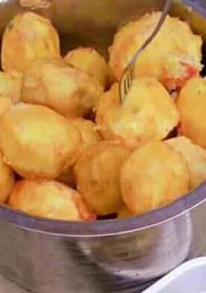 A picture of Deep fried potatoes.