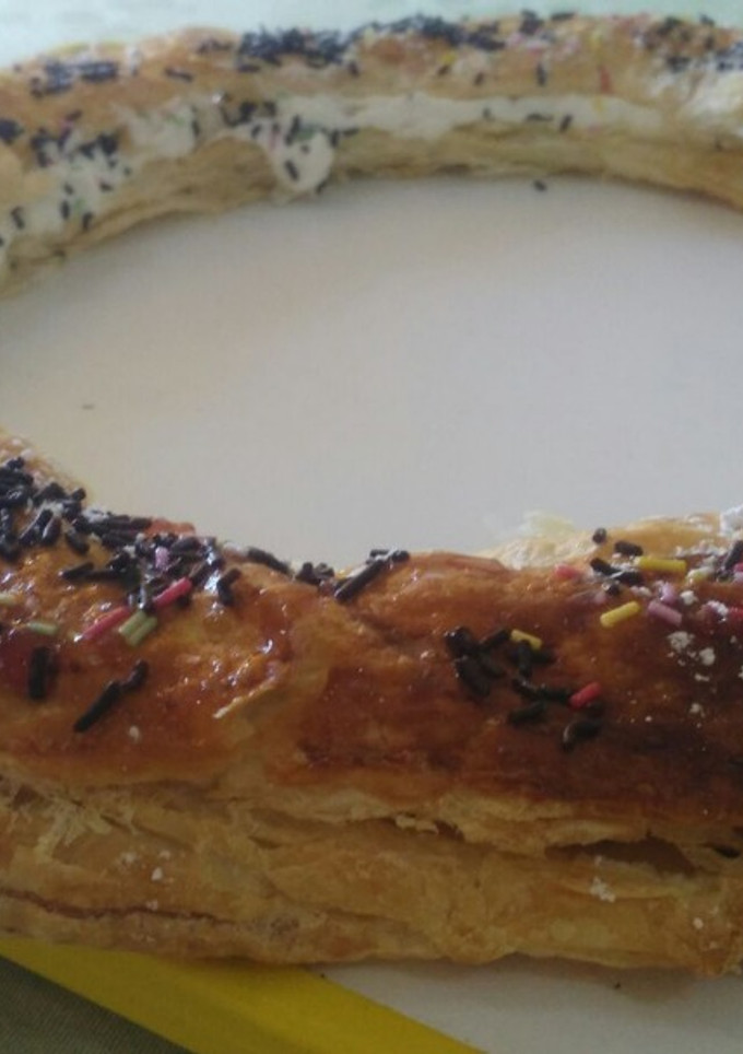 Una foto de Roscón de Reyes de Hojaldre