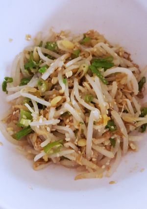 A picture of Bean Sprout Salad.
