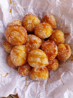 Una foto de Buñuelos de anís y limón con toque de dulce de leche