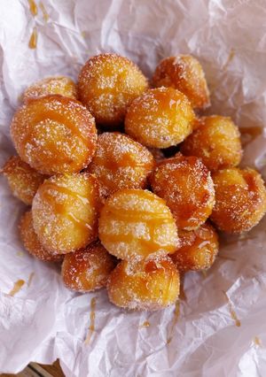 Una foto de Buñuelos de anís y limón con toque de dulce de leche