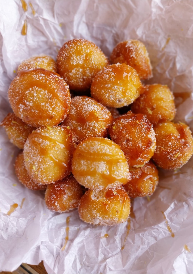 Una foto de Buñuelos de anís y limón con toque de dulce de leche