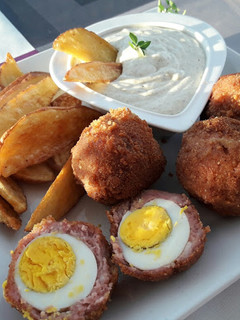 Una foto de Huevos a la escocesa con patatas deluxe
