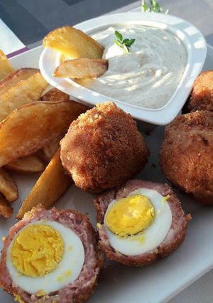Foto principal de Huevos a la escocesa con patatas deluxe