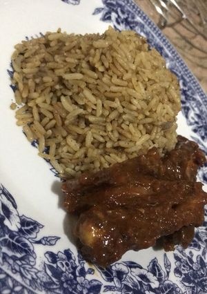 A picture of Brown rice with sweet and chilly chicken.