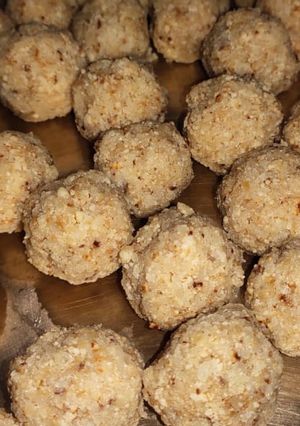 नारियल चिया के लड्डू (nariyal chia ke ladoo recipe in Hindi) रेसिपी मुख्य फोटो