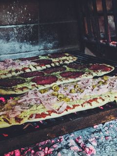 Una foto de Pizzas a la parrilla