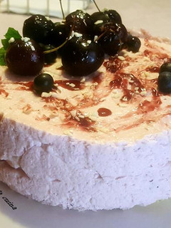 Una foto de Tarta Mousse con Cerezas y Queso (con base de bizcocho hecho al microondas)