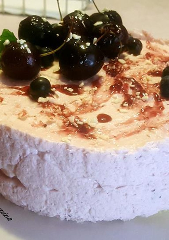 Una foto de Tarta Mousse con Cerezas y Queso  (con base de bizcocho hecho al microondas)