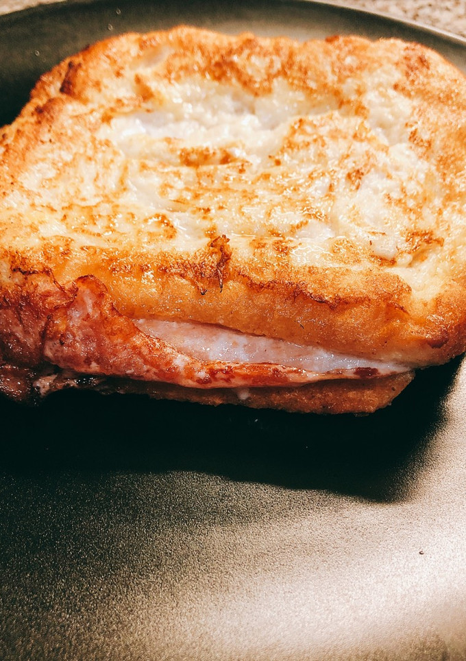 Una foto de Sándwich con huevo y leche