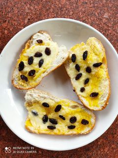 Hình của món Bánh mì bơ, phô mai, nho khô nướng bằng NCKD.