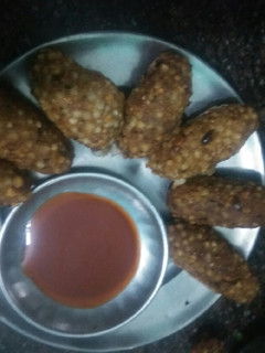 A picture of Sabudana cutlet with sauce.