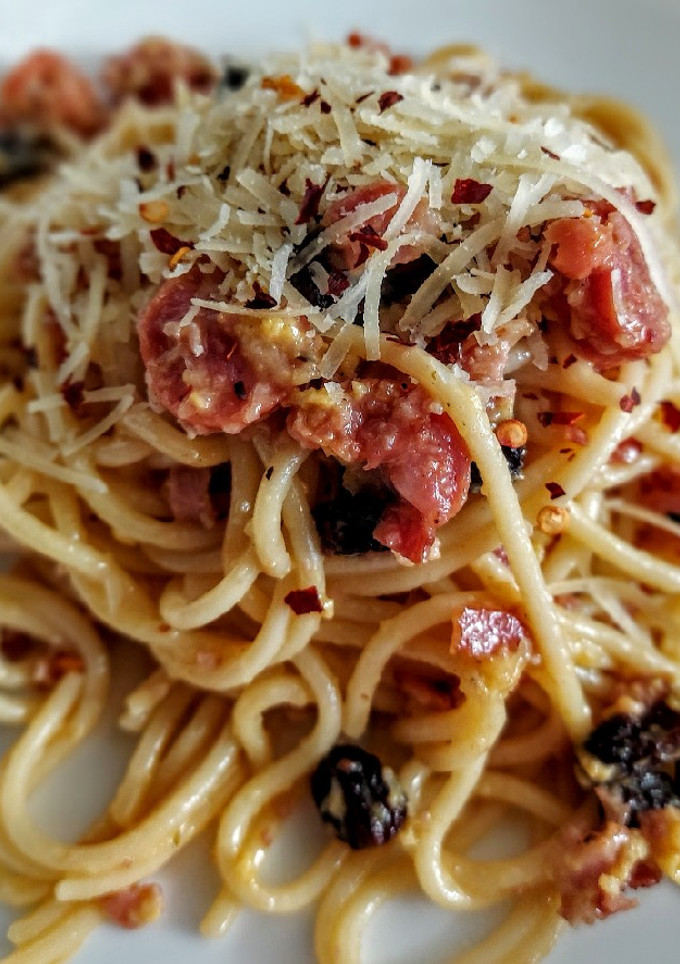Una foto de Espaguetis🍝 Carbonara🥓Con Uvas Pasas...!