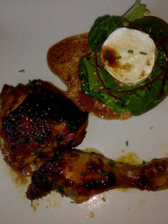 Una foto de Pollo asado con miel y mostaza y ensalada de brotes de espinacas, lechuga, remolacha con queso de cabra y vinagreta de cítricos