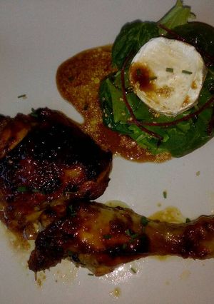 Foto principal de Pollo asado con miel y mostaza y ensalada de brotes de espinacas, lechuga, remolacha con queso de cabra y vinagreta de cítricos