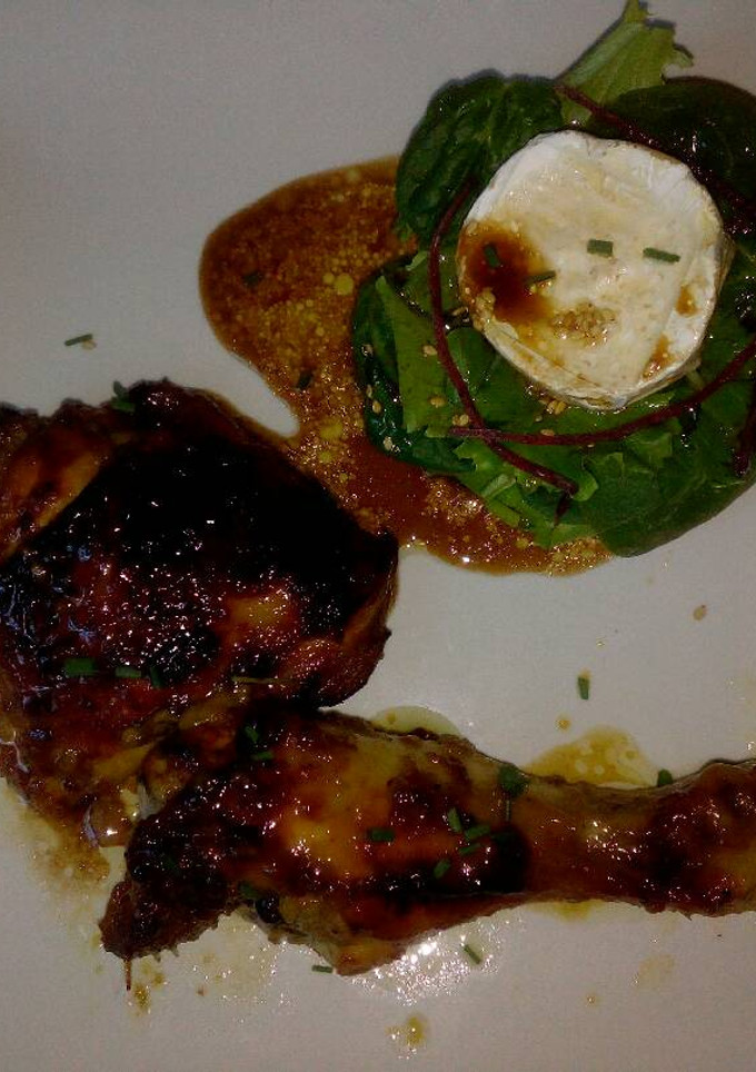 Una foto de Pollo asado con miel y mostaza y ensalada de brotes de espinacas, lechuga, remolacha con queso de cabra y vinagreta de cítricos