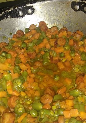 Una foto de Verduras con salchichas