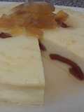 Tarta de queso con casquitos de guayaba y almíbar de fruta bomba