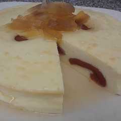 Una foto de Tarta de queso con casquitos de guayaba y almíbar de fruta bomba