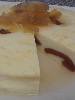 Una foto de Tarta de queso con casquitos de guayaba y almíbar de fruta bomba