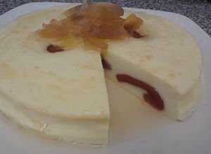Una foto de Tarta de queso con casquitos de guayaba y almíbar de fruta bomba
