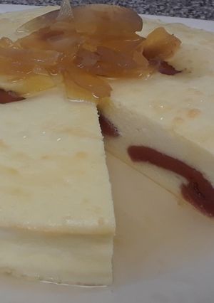Una foto de Tarta de queso con casquitos de guayaba y almíbar de fruta bomba