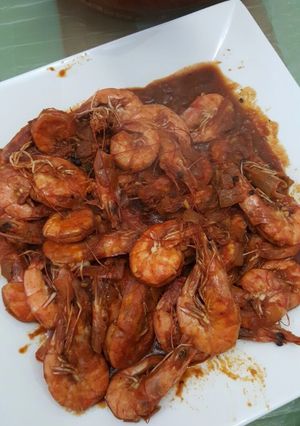 A picture of Shrimps with hot red sauce.