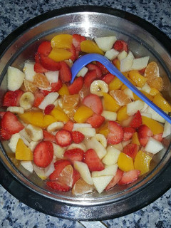 Una foto de Macedonia de frutas 🍓🍊🍎🍐🍑🍌🍋