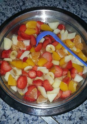 Una foto de Macedonia de frutas 🍓🍊🍎🍐🍑🍌🍋