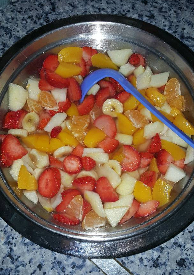 Una foto de Macedonia de frutas 🍓🍊🍎🍐🍑🍌🍋