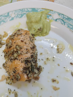 Una foto de Salmón con crema de aguacate