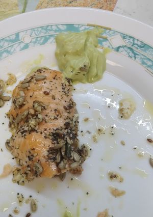 Una foto de Salmón con crema de aguacate