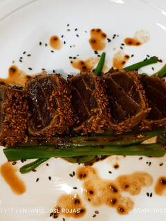 Una foto de Tataki de atún, sobre spaghetti de judías verdes