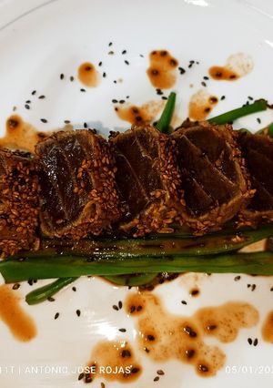 Una foto de Tataki de atún, sobre spaghetti de judías verdes
