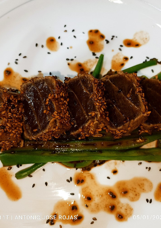 Una foto de Tataki de atún, sobre spaghetti de judías verdes