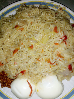 Dafaffiyar indomie da kwai ainihin hoton girkin