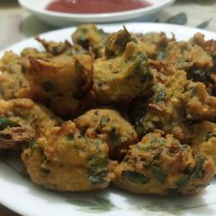 A picture of Dal pakoda.