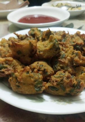 A picture of Dal pakoda.
