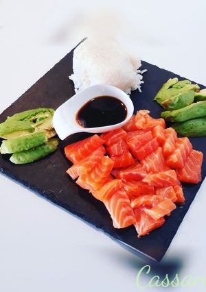 Une photo de Sashimis de saumon 🐠 avocat et riz blanc