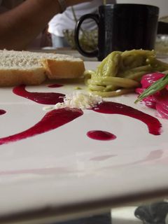 Una foto de Pastas para San Valentín de chiles y betabel o de aguacate afrodisíaco