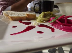 Una foto de Pastas para San Valentín de chiles y betabel o de aguacate afrodisíaco