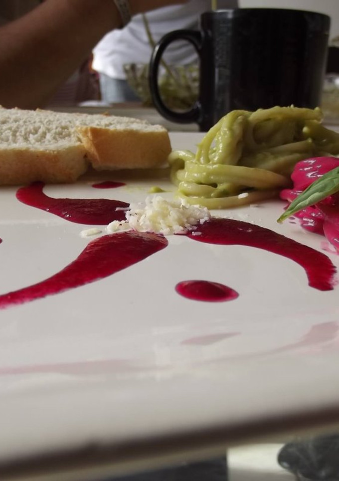 Una foto de Pastas para San Valentín de chiles y betabel o de aguacate afrodisíaco