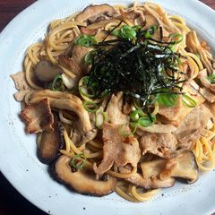 A picture of Asian Mushroom & Pork Spaghetti with Garlic Butter Soy Sauce.