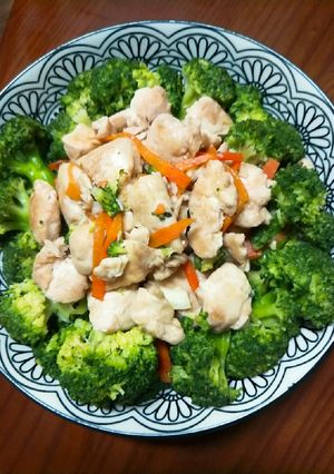 青花菜燴雞丁 的食譜成品照片