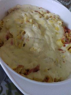 Una foto de Tortellini con queso y bacon