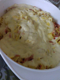 Una foto de Tortellini con queso y bacon