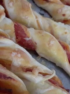 Gyors Szalámis-pizzás csavart recept fotója