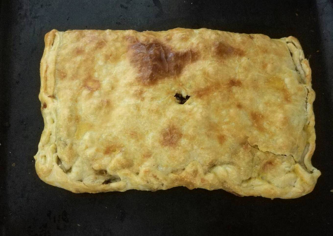 Empanada de carne picada, zanahoria, huevo duro y piñones