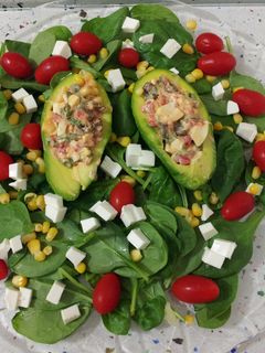 Una foto de Ensalada de aguacates con espinacas
